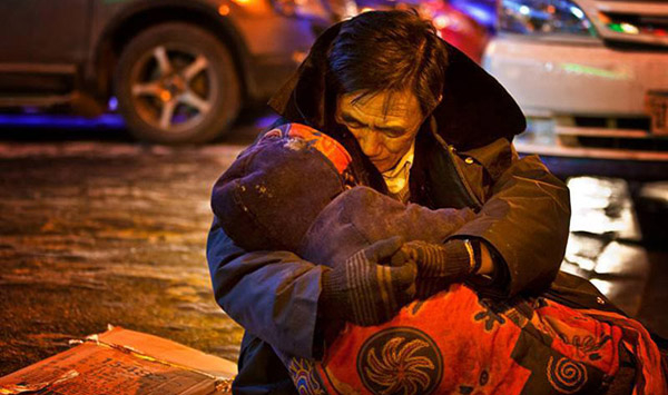 The middle-aged woman died of a sudden heart attack as she was on her way to a pharmacy for medicine on Wednesday evening in the city's Hunnan district, according to NetEase. Witnesses said that she was conscious for a bit, but not long enough to give out her family's phone number. Police found their contact information on a medical card in her pocket, and her 63-year-old husband, surnamed He, rushed over.