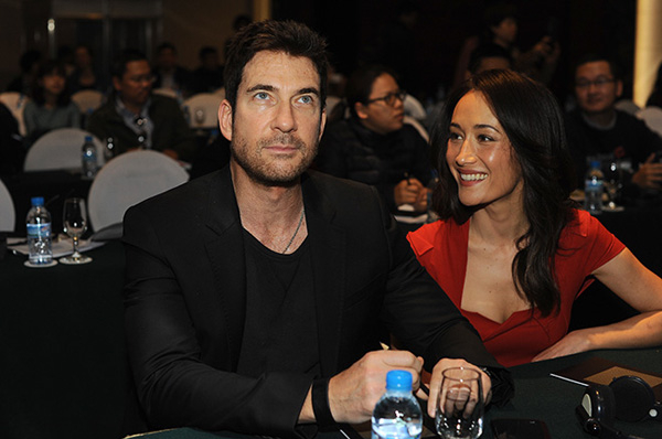 Chiều 10/4, Maggie Q sóng đôi chồng chưa cưới Dylan McDermott đã có buổi gặp gỡ giới truyền thông tại Hà Nội để tuyên truyền về chiến dịch bảo vệ loài tê giác. Ngôi sao gốc Việt xuất hiện với tư cách là đại sứ quốc tế của chương trình. Cô diện đầm đỏ trễ ngực, khoe vòng 1 gợi cảm, trong khi vị hôn phu bảnh bao với vest.