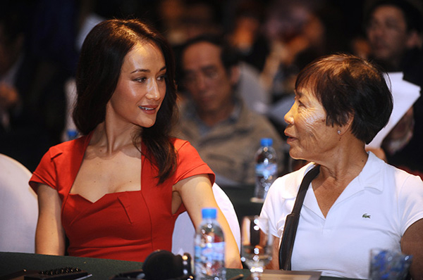 Mẹ đẻ Maggie Q (phải)