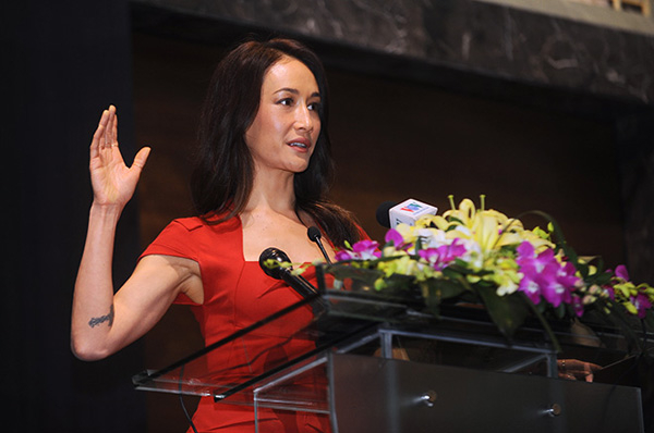 Khi được hỏi Maggie Q có cảm thấy xấu hổ về việc quê ngoại của mình là nơi tiêu thụ sừng tê giác, nữ diễn viên 35 tuổi thừa nhận, cô có một chút. Tuy nhiên, cô giải thích rằng, việc này là do người dân chưa có kiến thức đầy đủ về sừng tê giác nên mới có hành động như vậy.
