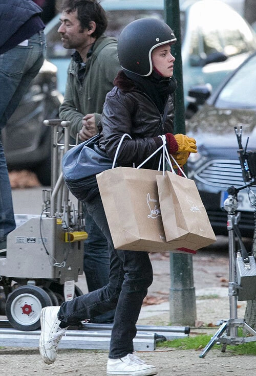 kristen-stewart-vat-va-dong-phim-tren-duong-pho-paris-2