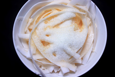 lam-mut-dua-vi-sua-trai-cay-thom-ngon-don-tet-3
