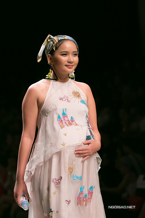 phan-nhu-thao-vac-bung-bau-4-thang-di-catwalk-1