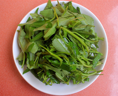 canh-rau-muong-nau-rieu-cua-1