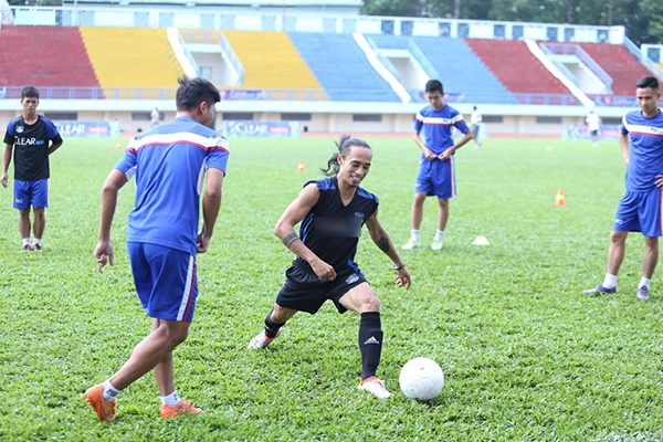 pham-anh-khoa-ghi-ban-trong-tran-doi-dau-dwight-yorke-1