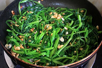 rau-muong-xao-lac-gion-bui-chi-voi-ba-buoc-3
