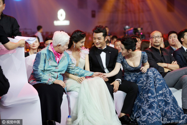 huynh-hieu-minh-theo-sat-vo-tung-buoc-chan-7