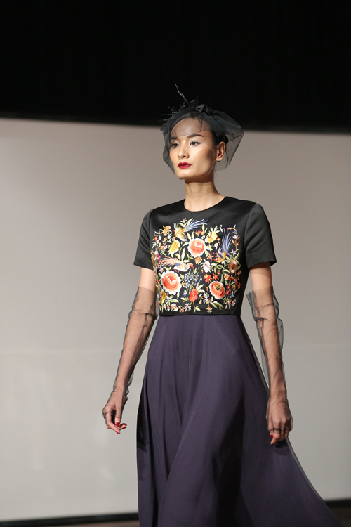 le-thuy-dien-vay-thuot-tha-tren-san-catwalk-1