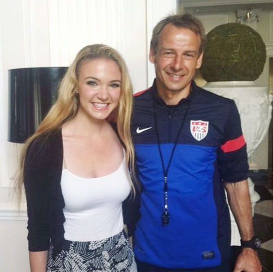 Emily chụp ảnh với cựu danh thủ Jurgen Klinsmann