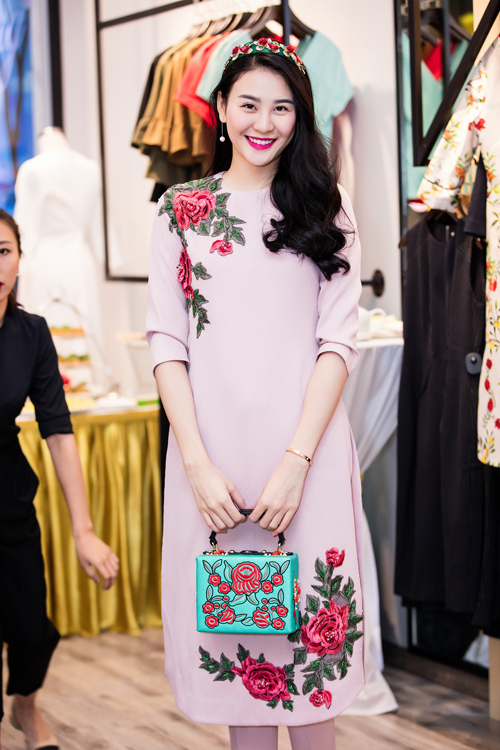 tu-anh-va-me-mac-ao-dai-doi-di-su-kien-8