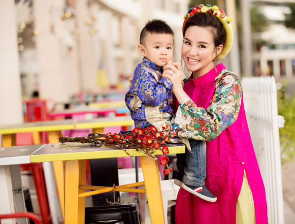 con-trai-vy-oanh-dien-ao-dai-ra-pho-cung-me-2