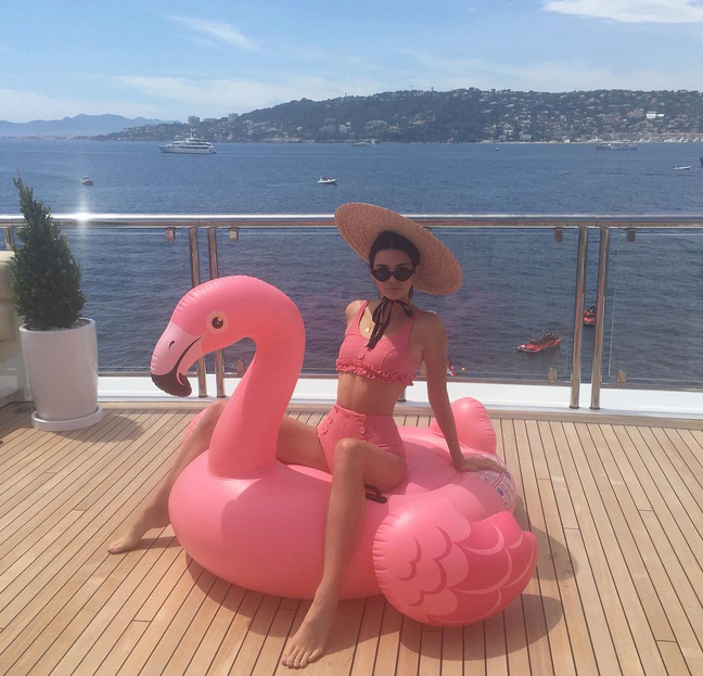 dan-sao-hollywood-nong-bong-khoe-dang-voi-bikini-o-cannes-7
