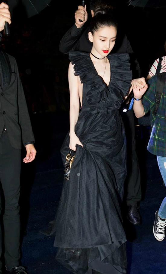 angelababy-tu-tin-khoe-tron-tam-lung-tran