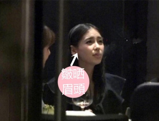 dang-nuoi-con-bu-angelababy-van-hut-thuoc-la-dien-tu