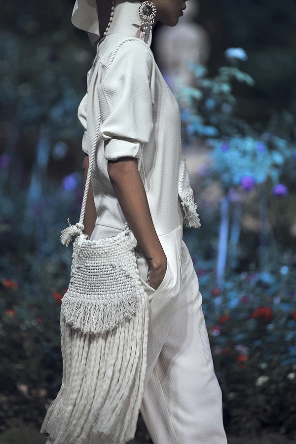kha-my-van-toa-sang-tren-san-catwalk-viet-7