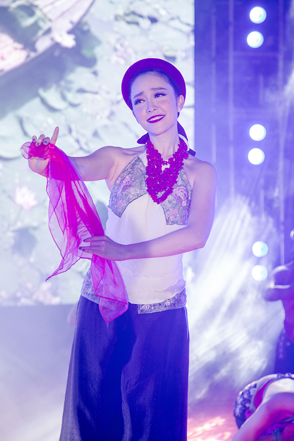hoa-hau-ngoc-diem-mac-dam-ho-vai-va-lung-lam-mc-su-kien-chao-mung-apec-9