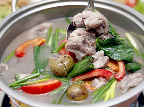 Canh sườn nấu sấu là sự kết hợp cách nấu của miền Bắc và miền Nam, mang chút hương Hà Nội vào bữa cơm.