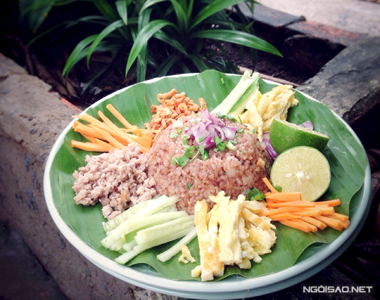 Chút mắm ruốc sẽ giúp món cơm thêm đậm đà, khi ăn trộn chung cơm với trứng, thịt, tôm khô và đừng quên vắt thêm tí cốt chanh sẽ đem đến cho bạn một hương vị hoàn toàn mới.