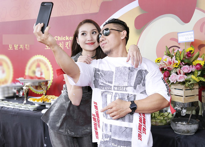 Lực sĩ Phạm Văn Mách chụp ảnh cùng Cao Mỹ Kim.