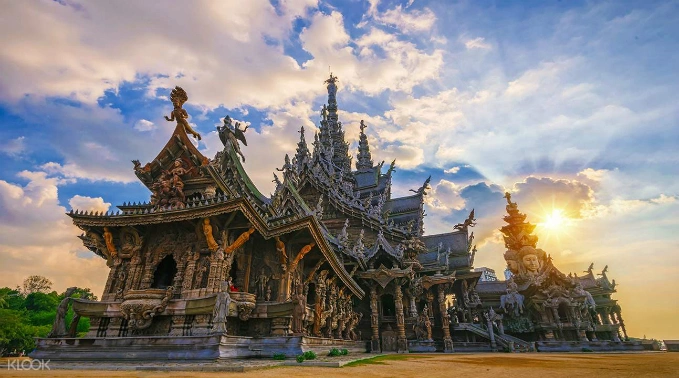 Ngôi đền hoàn toàn làm bằng gỗ nhưng không hề đóng đinh ở Pattaya
