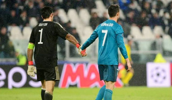 Trong các lần đối đầu gần đây, Buffon đã 9 lần phải vào lưới nhặt bóng