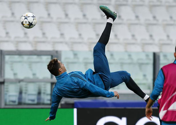 Một ngày trước trận tứ kết lượt đi, C. Ronaldo miệt mài tập động tác ngả người ghi bàn...