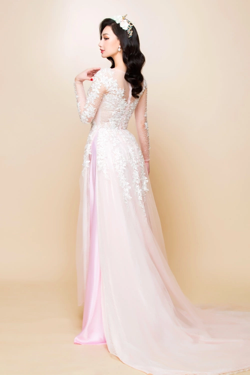 Bộ ảnh được thực hiện với sự hỗ trợ của nhiếp ảnh gia Bảo Lê, trang điểm và làm tóc Tuyết Nhi.