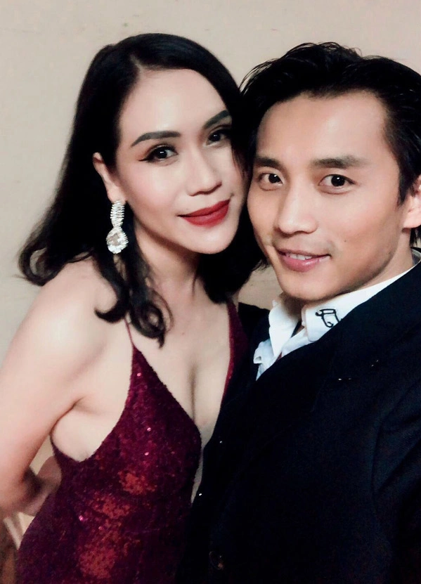 Cả hai ghé sát đầu, tạo dáng tình tứ trước ống kính. Hồng Mơ cho biết cô và Đan Nguyên rất thân nhau nên cả hai không ngại ôm hôn khi chụp ảnh.