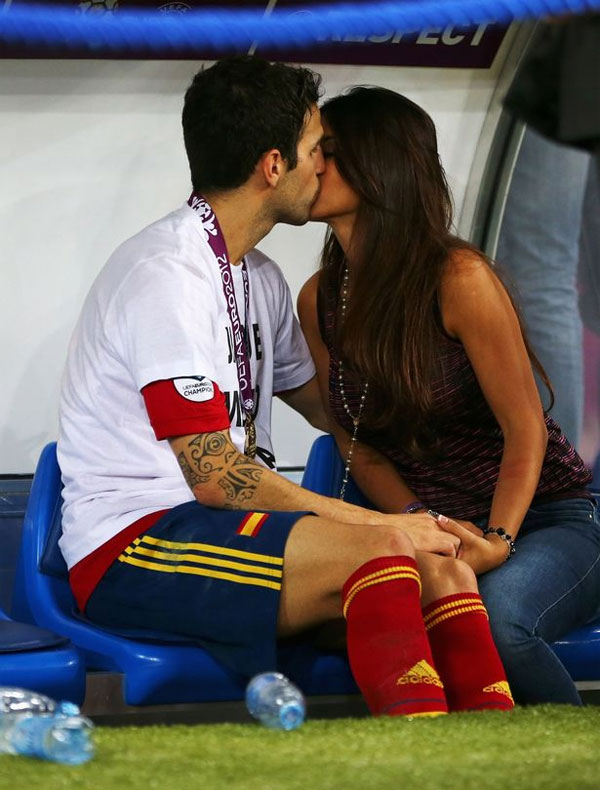 Năm 2011, Fabregas và bà xã gặp nhau lần đầu tại nhà hàng Nhật ở London. Con trai của Daniella Semaan là fan cuồng của tiền vệ người Tây Ban Nha và là người mai mối đầu tiên cho mối tình. Trong ảnh, cặp đôi hôn nhau say đắm ở Euro 2012.