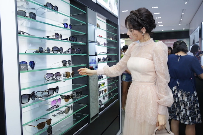 Người đẹp cũng dành thời gian ngắm nhìn phụ kiện kính mát. Cô cho biết mình hiếm khi ra đường mà thiếu đi thiếu chiếc kinh hợp mốt.