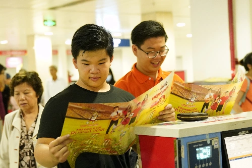 Tại sân bay, du khách nước ngoài cũng hào hứng khi cùng Vietjet chào đón giải đấu hấp dẫn.Các fan nhí xem lịch thi đấu trong lúc chờ làm thủ tục.
