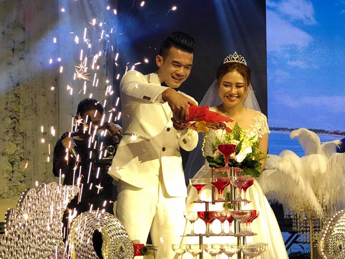 Vợ chồng Hoàng Thịnh rạng ngời khi cùng nhau rót rượu mừng.