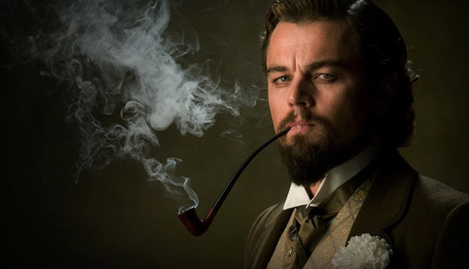 Trong phim Django Unchained, Leonardo DiCaprio có một cảnh phim đập mạnh tay xuống bàn. Không may, bàn tay anh va trúng chiếc ly thủy tinh. Chiếc ly vỡ và cứa một vết cắt khá sâu vào tay tài tử. Tuy nhiên, cảnh phim này được đạo diễn Quantin Tarantino giữ lại nguyên vẹn trong bản phim cuối cùng.