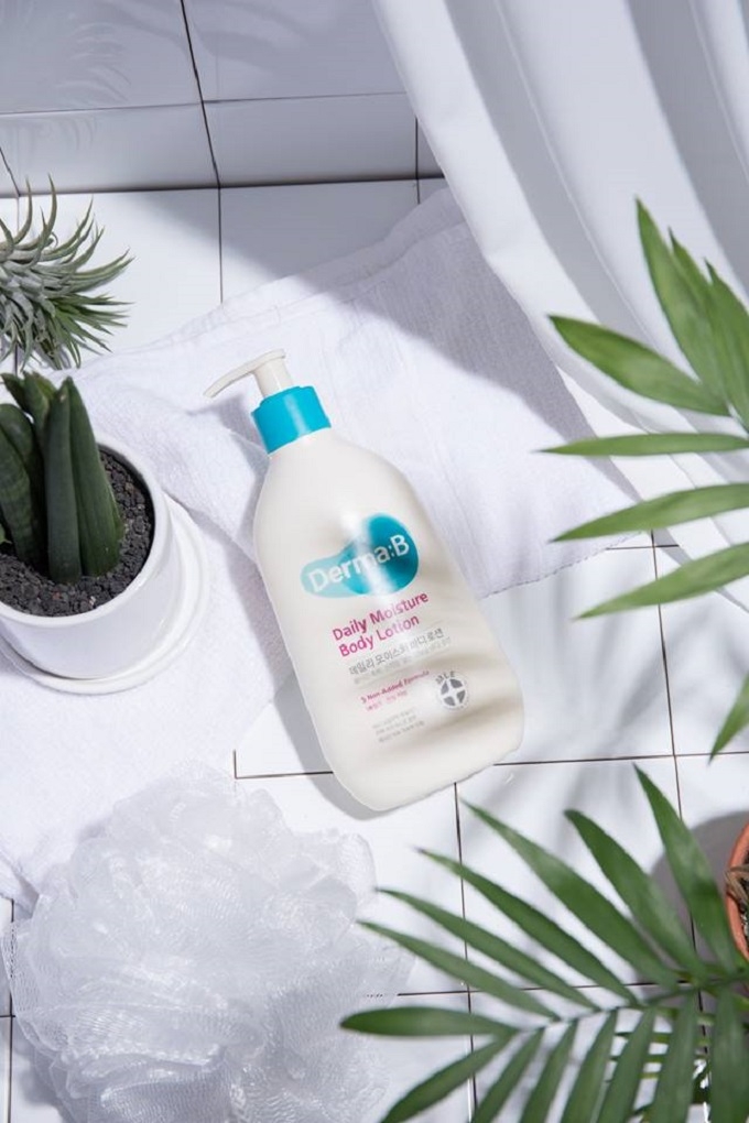 Kem dưỡng ẩm Derma:B Daily Moisture Body Lotion 257ml: 300.000 đồng. Sản phẩm từ thương hiệu Derma:B của Hàn Quốc hấp thụ nhanh nhờ vào công thức MLE Hydration Science, chứa dầu ô liu giúp da duy trì sức khỏe và sắc tố, thành phần allatoin giúp bảo vệ làn da bị hư hỏng, cùng thành phần thiên nhiên đã qua kiểm định của bác sĩ da liễu.