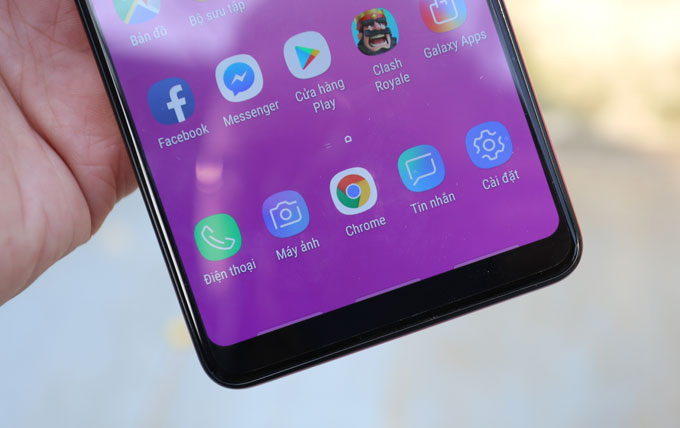 Thao tác vuốt thay thế thanh điều hướng xuất hiện trên Galaxy A9. Người dùng có thể tùy chỉnh vị trí nút Back, nút đa nhiệm trong phần Setting của máy.