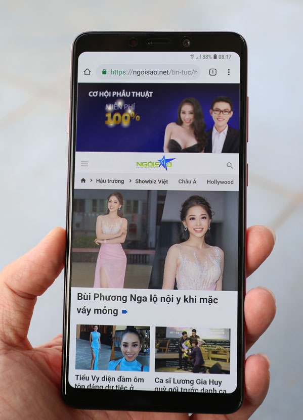 Galaxy A9 có mặt kính 3D cong phía sau cùng khung kim loại chắc chắn. Thiết bị sở hữu màn hình tràn viền Full HD+ Super Amoled với kích thước 6,3 inch. Máy trang bị cảm biến vân tay ở mặt lưng.