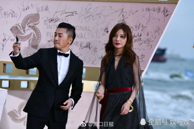 Tô Hữu Bằng, Triệu Vy không ngừng trêu chọc nhau trên thảm đỏ - 1