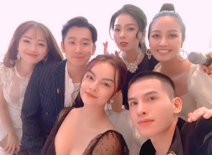 Ca sĩ Phạm Quỳnh Anh, Lệ Quyên, MC Phí Linh và những người bạn pose hình trong đám cưới Lê Hiếu.