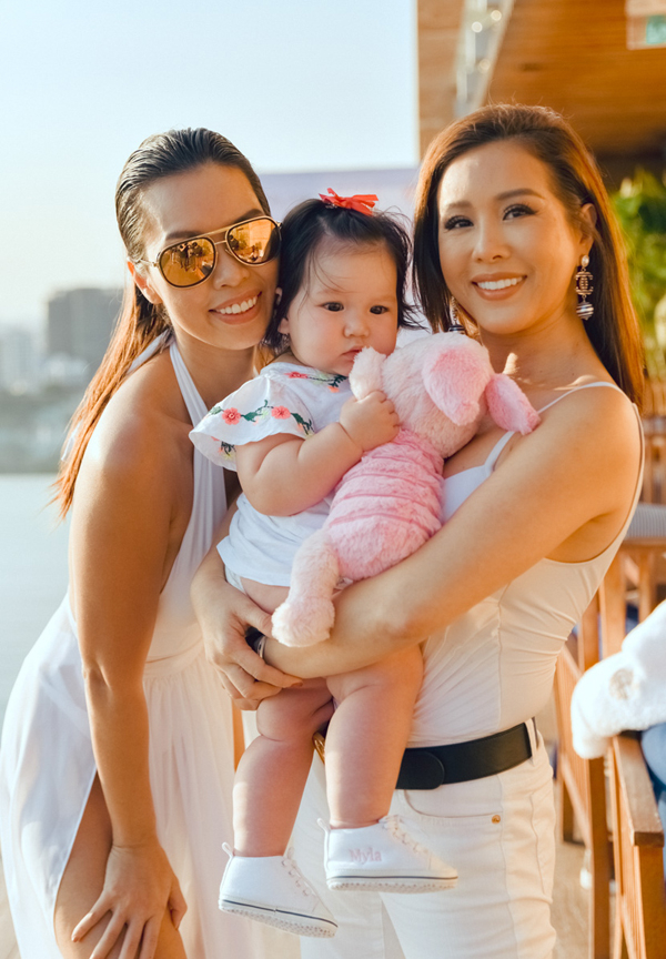 Hoa hậu Thu Hoài rạng rỡ đến chúc mừng Hà Anh trong vai trò mới.