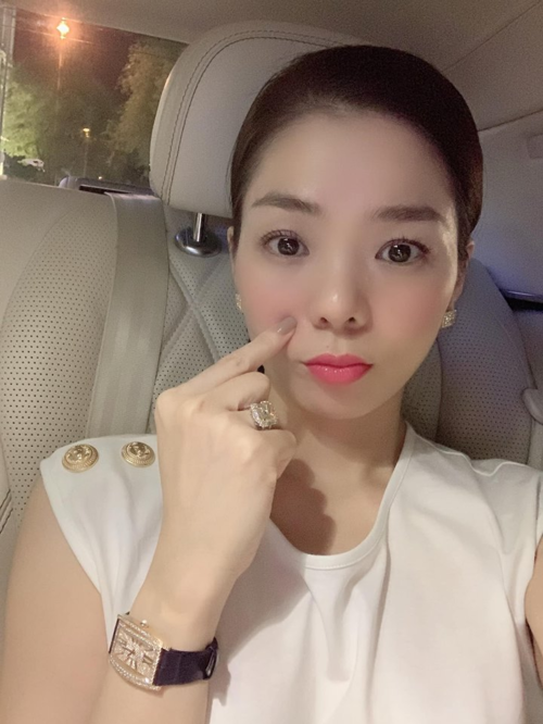 Lệ Quyên được khen trẻ trung xinh đẹp như gái đôi mươi.