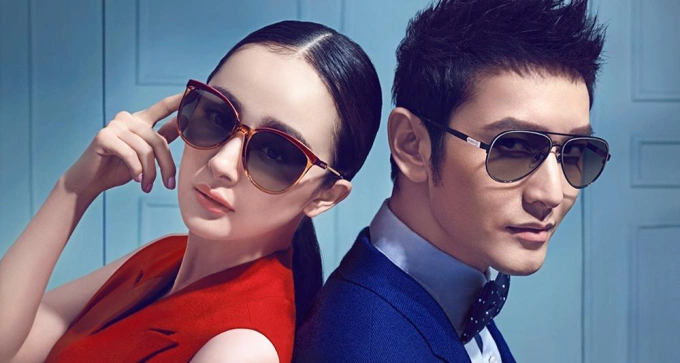 Mỹ nhân Hoa ngữ Dương Mịch và tài tử Huỳnh Hiểu Minh cùng đeo trong những mẫu kính bắt mắt của Molsion.