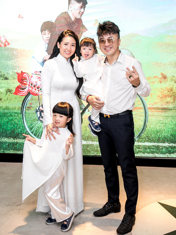 Dương Ngọc Thái hạnh phúc khoe bà xã Quỳnh Vy và hai con gái cưng trong buổi họp báo công bố sản phẩm mới.