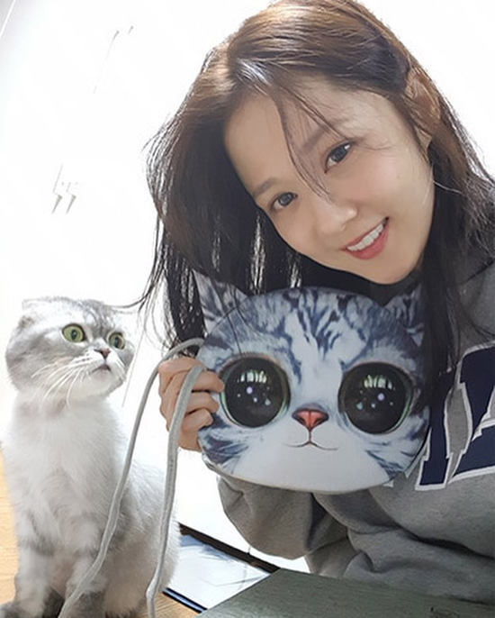 Jang Nara khoe túi cũng hình mèo. Nhiều khán giả khen ngợi ngôi sao Hàn mặt mộc xinh xắn, tuổi ngấp nghé 40 mà vẫn trẻ đẹp kinh ngạc.