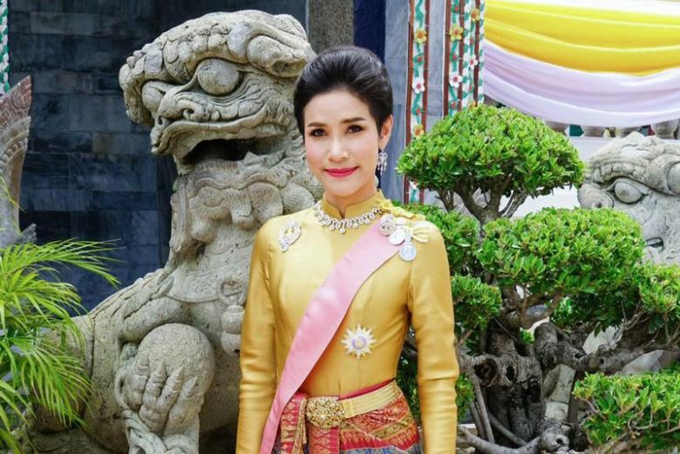 Sau lễ sắc phong Hoàng quý phi cho cho thiếu tướng Sineenat Wongvajirapakdi hôm 28/7 nhân dịp sinh nhật lần thứ 67 của nhà vua Vajiralongkorn (Rama X). Văn phòng Hoàng gia Thái Lan cho đã công bố hơn 60 tấm ảnh cùng bản lý lịch dài gần 46 trang của Hoàng quý phi. Những hình ảnh này nhanh chóng gây chú ý với công chúng bởi đây là tiền lệ chưa từng có trong hoàng gia Thái Lan. Ảnh: Straistimes.