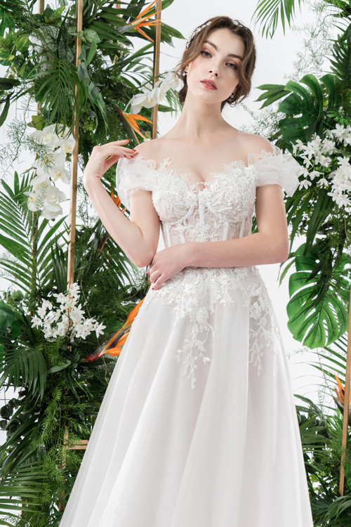 Bộ cánh có nhiều điểm tương đồng với mẫu váy trước đó nhưng có sự biến tấu nơi tay áo, áp dụng nghệ thuật xếp nếp voan uyển chuyển.