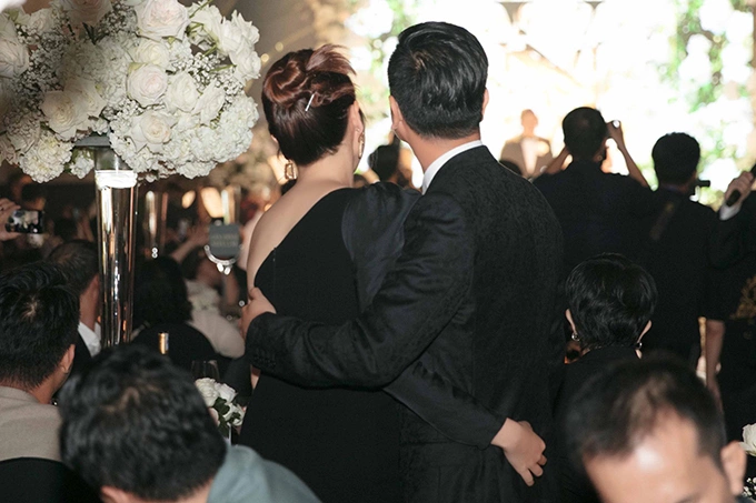 Cặp đôi ôm lấy nhau khi chứng kiến khoảnh khắc thiêng liêng của vợ chồng Mai Hồng Ngọc.