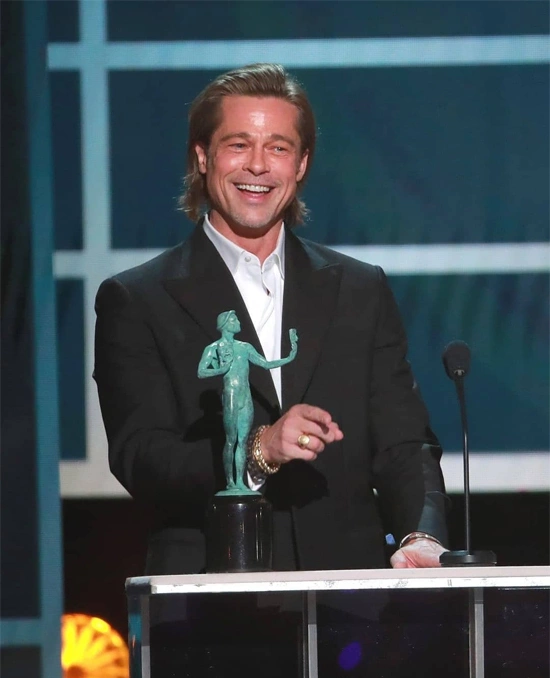 Trong buổi lễ, Brad Pitt hạnh phúc lên nhận giải. Anh nói đùa về việc thêm thành tích này vào profile của bản thân khi hẹn hò qua ứng dụng Tinder. Brad cũng hài hước chia sẻ về vai diễn trong phim là một anh chàng cởi áo, không hòa thuận với vợ khiến anh khá căng thẳng khi nhập vai. Phát biểu của Brad khiến cả hội trường cười rần rần, trong đó có Jennifer Aniston.