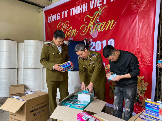 Lực lượng QLTT kiểm tra mặt hàng khẩu trang tại Công ty TNHH Việt Hàn.