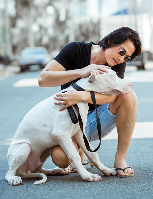 Gần đây nam diễn viên ít đóng phim nên có thời gian dành cho gia đình và những thú vui như chăm sóc đàn chó, nuôi chồn hương, làm trang trại.