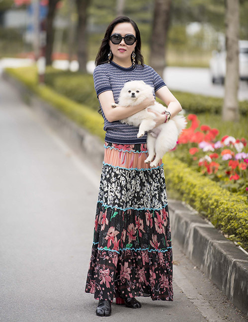 Sau khi mất Đen, Phượng Chanel ra Hà Nội mang vào Sài Gòn thêm hai chú chó để bổ sung và cân bằng lực lượng hai miền. Hiện ở Sài Gòn và Hà Nội nữ doanh nhân và bạn trai nuôi tổng cộng 16 con chó, mỗi nơi 8 con.